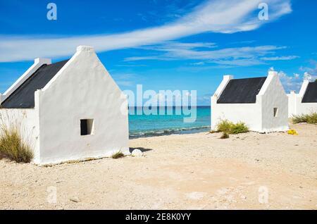 Sklavenhäuser am Strand in bonaire in der karibik Stockfoto