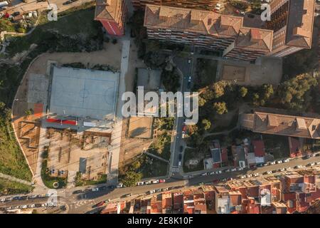 Luftaufnahme der Drohne von Basketballfeld in der Nähe von Turo de la Rovira in Barcelona Morgen Stockfoto