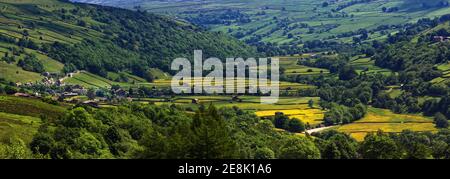 Weiter Panoramablick auf Swaledale, Yorkshire Dales National Park in Richtung Heuwiesen und Dorf Gunnerside Stockfoto