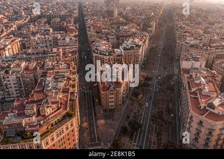 Drohnenaufnahme der Avinguda Diagonal in Barcelona am Morgen sonnenaufgang Stockfoto