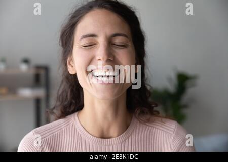 Nahaufnahme Kopfschuss überglücklich junge schöne Frau lachen. Stockfoto