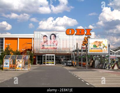 Der OBI-Markt in Frankfurt Main, Deutschland. OBI ist der größte Hardware- und Do-it-yourself-Händler in Deutschland Stockfoto