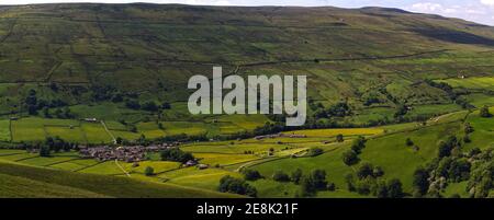 Weiter Panoramablick auf die Heuwiesen und Dorf Muker, Swaledale, Yorkshire Dales Nationalpark. Stockfoto