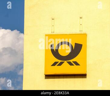 Nürnberg, Deutschland : FRACHTTERMINAL der DEUTSCHEN POST und Logo auf dem Gebäude die Deutsche Post AG ist ein deutsches Kurierunternehmen und das größte der Welt. Stockfoto