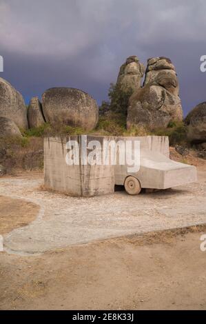 Malpartida, Spanien - 19. September 2019: Auto in Betonskulptur von Wolf Vostell im Jahr 1976. Los Barruecos Naturdenkmal, Extremadura, Spanien Stockfoto
