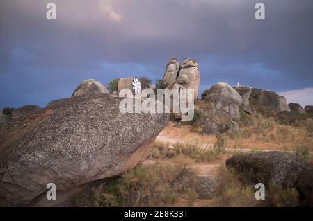 Malpartida, Spanien - 19. September 2019: Der durstige Tod von Wolf Vostell 1976. Los Barruecos Naturdenkmal, Extremadura, Spanien Stockfoto