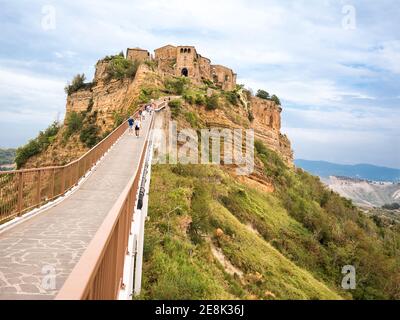 Bagnoregio, Italien - 19. September 2020: Panoramablick auf die berühmte Civita di Bagnoregio mit Touristen auf der Brücke, Latium, Italien Stockfoto