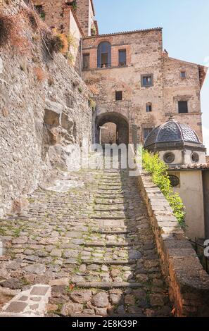 Enge gepflasterte Straße, die zum Schloss von Bolsena, Latium, Italien führt Stockfoto