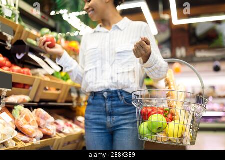 Afroamerikanische Frau Tut Lebensmittelgeschäft Einkaufen Im Supermarkt, Cropped Stockfoto