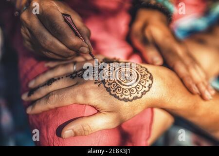 Henna Kunst auf der Hand der Frau. Stockfoto