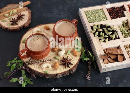 Blick von oben auf den indischen Masala Chai oder traditionelle Getränke mit Tee, Milch und Gewürzen Kerala Indien. Zwei Tassen organisches ayurvedisches oder Kräutergetränk Indien Stockfoto