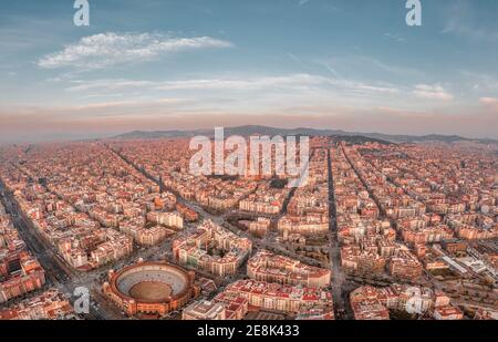 Luftdrohne Aufnahme von Barcelona Stadtzentrum in der Morgenzeit Stockfoto