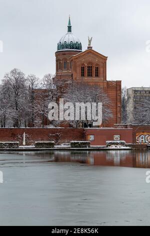 Winteransicht der Engelbecken in Berlin. Im Hintergrund steht die St. Michaelskirche. Stockfoto