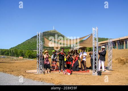 Band, das bei der Eröffnung der Panoramique des Dômes, einer 5,2 km langen Zahnradbahn, die den Zugang zum Gipfel des Puy de Dôme in Frankreich ermöglicht Stockfoto