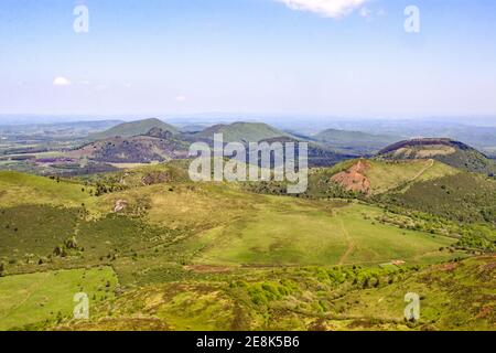 Die vulkanische Landschaft der Auvergne Region von Frankreich gesehen Vom Gipfel des Puy de Dome im Massiv Zentral Stockfoto