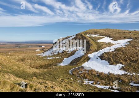 Der Hadrian's Wall Path führt über Mucklebank Crags, ein wenig östlich von Walltown, hier an einem verschneiten Northumbrian Wintertag gesehen Stockfoto