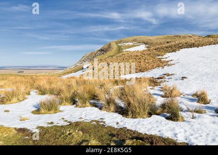 Der Hadrian's Wall Path führt über Mucklebank Crags, ein wenig östlich von Walltown, hier an einem verschneiten Northumbrian Wintertag gesehen Stockfoto