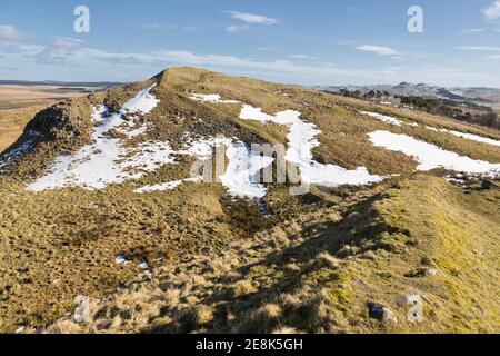 Der Hadrian's Wall Path führt über Mucklebank Crags, ein wenig östlich von Walltown, hier an einem verschneiten Northumbrian Wintertag gesehen Stockfoto