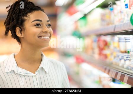 Glückliche Schwarze Weibliche Kundin Im Supermarkt, Frau, Die Lebensmittel Einkaufen Stockfoto