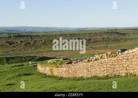 Der Blick nach Südwesten entlang der östlichen Vorhangmauer von Housesteads Roman Fort, Hadrian's Wall, Northumberland, Großbritannien Stockfoto