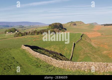 Der Blick nach Südwesten in Richtung Housesteads Roman Fort und Housesteads Crags von Clew Hill, Hadrian's Wall, Northumberland, Großbritannien Stockfoto