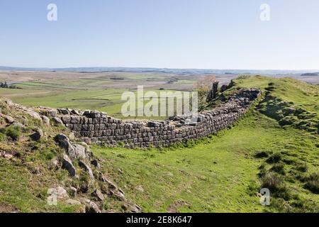 Hadrian's Wall on Sewingshields Crags, Northumberland, Großbritannien Stockfoto