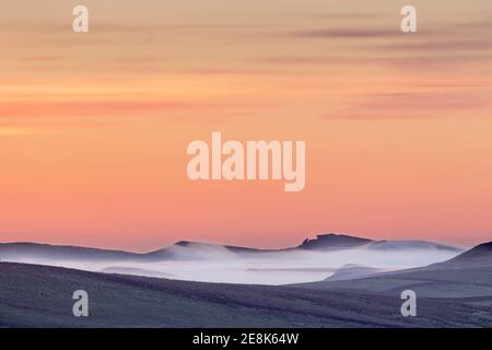 Der Blick in der Morgendämmerung, kurz vor Sonnenaufgang, Blick nordöstlich von Steel Rigg in Richtung King's Crags und Queen's Crags, Hadrian's Wall, Northumberland, Großbritannien Stockfoto