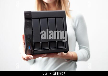 Mädchen Person halten in den Händen tragbares Büro oder zu Hause Daten nas-Server. Gerät für Backup wichtige Informationen. Copy Space. Stockfoto