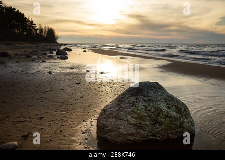 Große Steine im Wasser am Strand der Ostsee, Lettland Stockfoto
