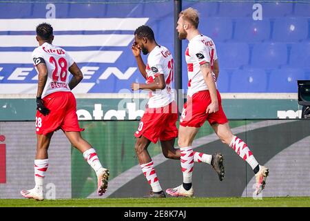 BRÜGGE, BELGIEN - JANUAR 31: Merveille Bokadi von Standard de Liege erhält 0:1, Samuel Bastien von Standard de Liege, Joao Klauss De Mello von Stan Stockfoto