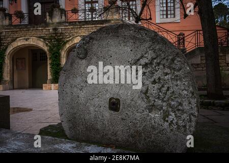 Alte Mühle Stein in fontaine de vaucluse, provence frankreich. Stockfoto