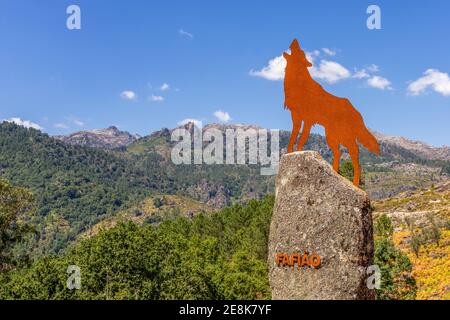 Schöne Landschaft Gerês Peneda Nationalpark mit Wolfsstatue Vor spektakulären Bergen - Nord-Portugal Stockfoto