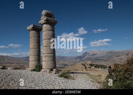 Der antike Karakuş Tumulus in der Türkei mit seinen hoch aufragenden Steinsäulen ist ein Zeugnis des reichen römischen Erbes der Region. Stockfoto