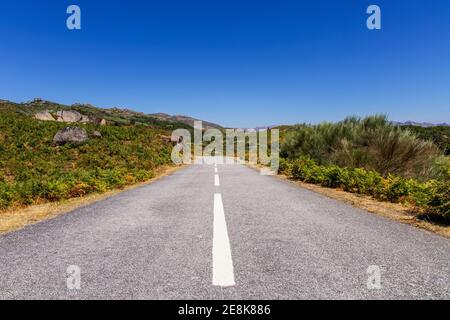 Straße in schöner Landschaft des Peneda Gerês National Park mit Hügel und Berge - Nordportugal Stockfoto