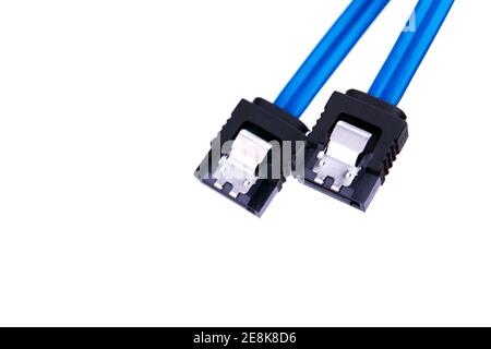 Serielles ATA blaues sata Kabel isoliert auf weißem Hintergrund. Kopierplatz. Hardware und Übertragungsdatenkonzept Stockfoto