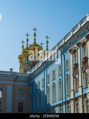 Foto von Golden Domes auf Catherine Palace in St. Petersburg, Russland Stockfoto