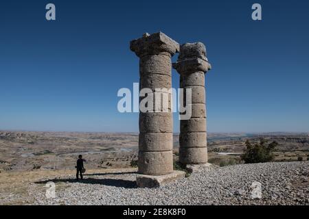 Der antike Karakuş Tumulus in der Türkei mit seinen hoch aufragenden Steinsäulen ist ein Zeugnis des reichen römischen Erbes der Region. Stockfoto