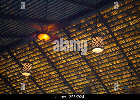 Die Lichter unter dem Dach eines Restaurants in La Fortuna Town in Costa Rica. Stockfoto