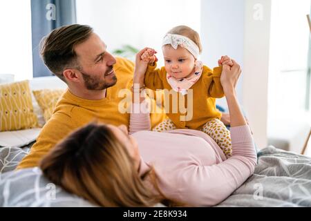 Glückliche Familie, Mutter, Vater und Tochter, die Spaß haben und sich zu Hause ausruhen Stockfoto