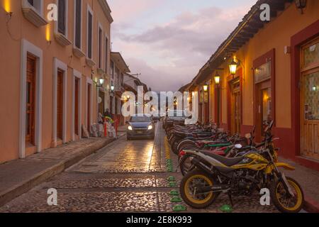 Eine der Hauptstraßen im Zentrum von San Cristobal Town in Mexiko, am späten Nachmittag nach dem Regen. Stockfoto