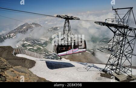 Eine Seilbahn auf den Gipfel des Schilthorns (2970m), wo sich das Drehrestaurant Piz Gloria befindet. Stockfoto