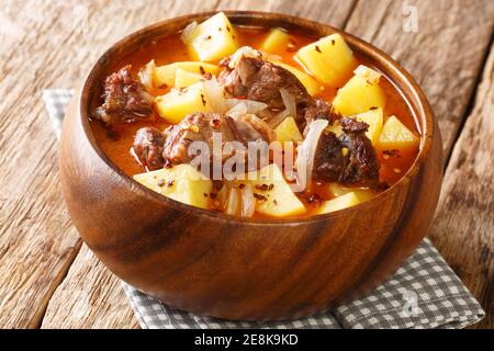 Lammeintopf und Kartoffel mit Zwiebeln in einer Schüssel auf dem Tisch. Horizontal Stockfoto