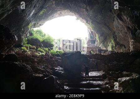 Die beeindruckenden Höhlen des Himmels und der Hölle im Südosten der Türkei, wo ein natürlicher Bogen eine Treppe umrahmt, die in die geheimnisvollen Tiefen führt. Stockfoto