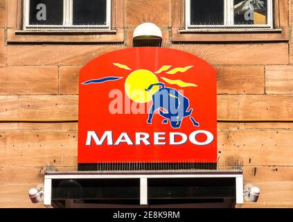 Nürnberg, Deutschland: Logo der Marke Maredo, Nürnberg in der Stadt. Maredo ist ein Steakhouse Restaurant, das 1973 in Berlin gegründet wurde. Stockfoto