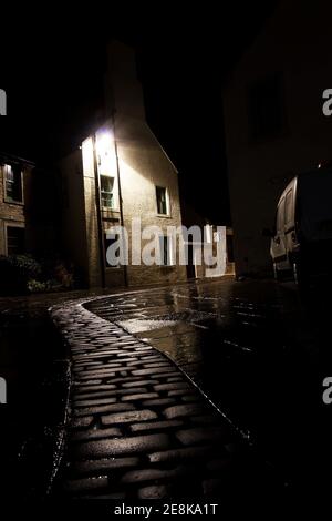 Pebble schmale Straße in Nord-Schottland Stadt auf Orkney an Dunkle Winternacht Stockfoto