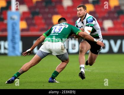 Der Londoner Iren Curtis Rona (links) tritt Newcastle Falcons' Ben Stevenson während des Spiels der Gallagher Premiership im Brentford Community Stadium, Brentford, an. Bilddatum: Sonntag, 31. Januar 2021. Stockfoto