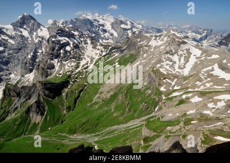 Blick auf die umliegenden Gipfel vom Schilthorn (2970m), dem Drehrestaurant Piz Gloria. Stockfoto