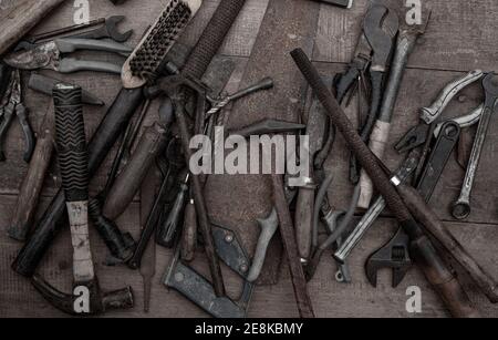 Sammlung von alten Holzbearbeitungshandwerkzeugen auf einer rauen Werkbank aus Holz Stockfoto