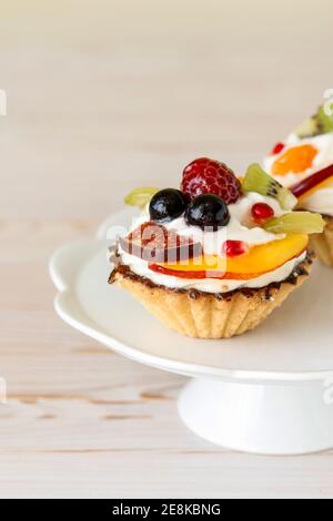 Bunte Cupcakes mit frischen Früchten. Party-Dessert Stockfoto