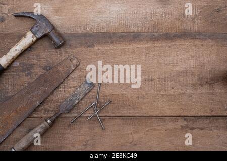 Sägehammer und Meißel Sammlung von alten Holzbearbeitung Handwerkzeuge auf Eine raue Werkbank aus Holz mit Kopierraum Stockfoto